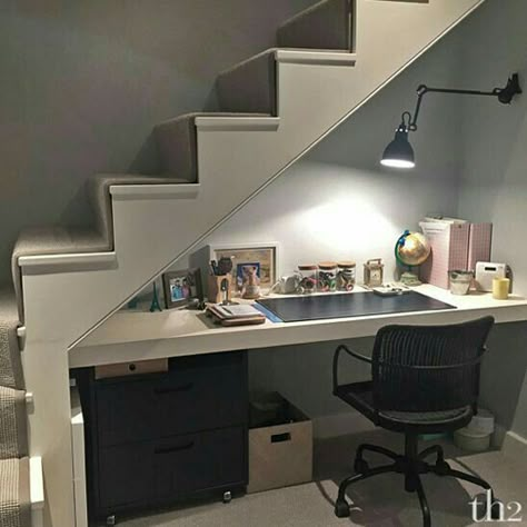 Desk Under Stairs, Rec Room Basement, Small Basement Design, تحت الدرج, Under The Stairs, Basement Apartment, Small Basements, Stair Case, Basement Stairs