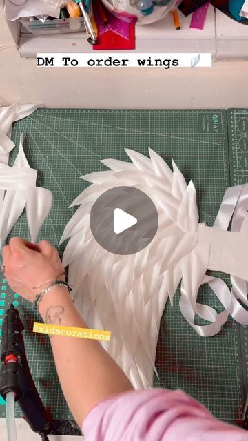 Diy Kids Angel Costume, Angel Wing Flower Arrangement, How To Make Angel Wings Diy, Diy Angel Wings Costume Tutorials, Foam Wings Diy, Paper Angel Wings Diy, How To Make Angel Wings Diy Tutorials, How To Make Angel Wings For Costume, Angel Wing Wreath Diy