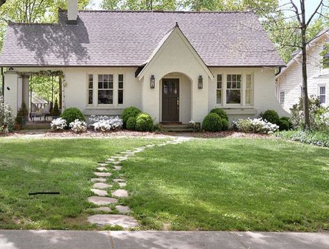 Front Yard Landscaping Ranch Style Home, Ranch Curb Appeal, Ranch Style Homes Exterior, Exterior Ranch Homes, Cottage Home Exterior, Bungalow Cottage, Barn Shop, Homes Exterior, Cape Cod House