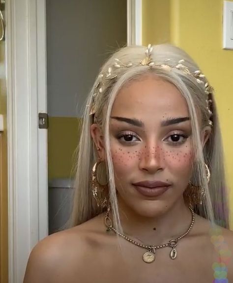 Doja Cat Icon, Cat Icon, Doja Cat, Blonde Hair, A Woman, Blonde, Hair, Gold