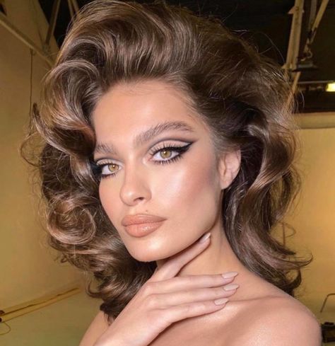 Eight Ultra-Chic 80s Hairstyles That Are Making a Huge Comeback in 2021 Disco Hair And Makeup, 70s Disco Makeup, 80’s Makeup, Look Disco, Disco Makeup, 80's Hairstyle, Disco Hair, Vintage Makeup Looks, 70s Makeup