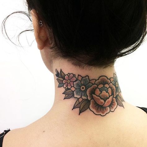 WEBSTA @adri_maluquer I did this flower necklace on the tough Lucía 🌷 Muchas gracias por la confianza y por el aguante! ✨ • • Neck Tattoos Women Traditional, Back Of Neck Floral Tattoo, Traditional Back Of Neck Tattoo, Back Of Neck Tattoo Cover Up, Traditional Neck Tattoos Women, Back Of Neck Flower Tattoo, Back Of Neck Tattoos For Women Cover Up, Flower Neck Tattoos Women, Lower Neck Tattoo