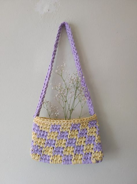 Purple And Yellow Crochet, Bts Bag, Crochet Purple, Bags Patterns, Black Beach, Diy Bags Patterns, Purple Bag, Diy Bags, Yellow And Purple