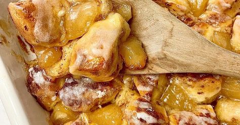 Cinnamon Roll Casserole Recipe | Cinnamon Roll Bake With Apple Apple Pie Cinnamon Roll Casserole, Cinnamon Roll Apple Cobbler, Cinnamon Roll Casserole Recipe, Stew Beef Chili, Cinnamon Roll Apple Pie, Hummingbird Cake Recipes, Cinnamon Roll Recipe Homemade, Cinnamon Roll Casserole, Quick Baking