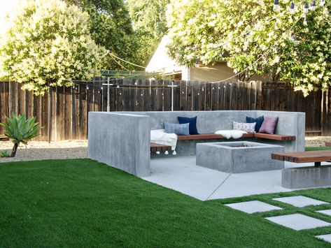 Backyard California, Backyard Lounge, California Backyard, Modern Backyard Landscaping, Concrete Bench, Backyard Seating, Minimalist Garden, Outdoor Remodel, California Modern