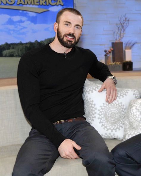 Super #throwback to one of my favorites looks of Chris Evans from 2012 at  GMA. The Gray Man, Christopher Robert Evans, Chris Roberts, Marvel Men, Steve Rogers Captain America, Robert Evans, Gray Man, Chris Evans Captain America, Beating Heart