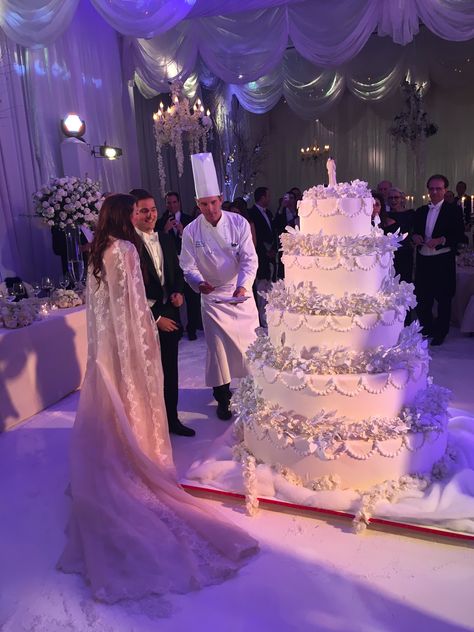 Lifesize wedding cake Arab Wedding Cake, 6 Tier Wedding Cakes, Wedding Core, Arabian Wedding, Fancy Wedding Cakes, Royal Cakes, Lebanese Wedding, Big Wedding Cakes, Wedding Cake Pictures