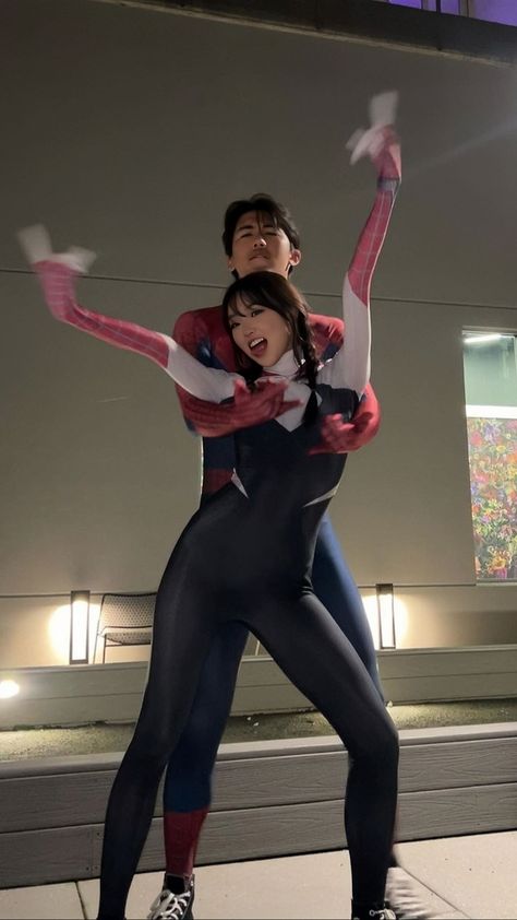 Spider Man Couple Outfit, Aesthetic Couple Halloween Costumes, Spider Man Couple Costume, Spiderman Couple, Halloween Costumes 2022, Couple Cosplay, Best Couples Costumes, Seluar Ketat, Spiderman Costume