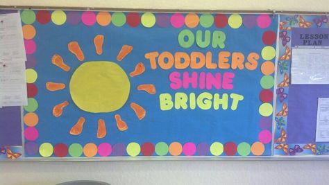 Toddler classroom board Summer Bulletin Board For Toddlers, Toddler Classroom Door Ideas Daycares, Daycare Bulletin Boards Toddlers, Toddler Room Bulletin Board Ideas, Toddler Classroom Bulletin Board Ideas, Parent Board Ideas Daycare, Pk Activities, Toddler Classroom Decorations, Toddler Bulletin Boards