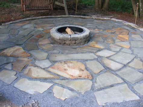 This tutorial shows how to make a flagstone patio Diy Flagstone, Living Pool, Backyard Trampoline, Rustic Patio, Stone Patio, Hardscape Design, Flagstone Patio, Patio Makeover, Concrete Patio