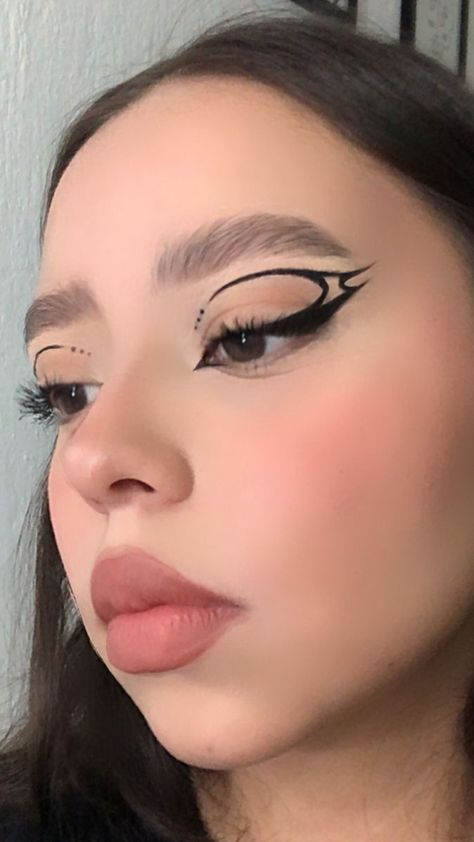 Makeup With Graphic Eyeliner, Graphics Liner Makeup, Eye Makeup Graphic Liner, Cool Graphic Eyeliner Looks, Makeup Ideas Graphic Liner, How To Do Graphic Eyeliner, Edgy Graphic Liner, Eyeliner Art Makeup, Black Graphic Eyeliner Hooded Eyes