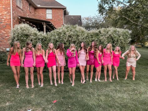 Pink Dress Code Party, Preppy Homecoming, Hoco Pics, Bff Poses, Pink And White Dress, Cute Homecoming Dresses, Prom Photos, Pretty Prom Dresses, Dressed To The Nines