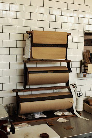 Papel kraft para envolver ramos Gift Wrapping Station, Wrapping Station, Meat Shop, Cheese Shop, Butcher Shop, Retail Space, Shop Display, Brown Paper, Fixer Upper