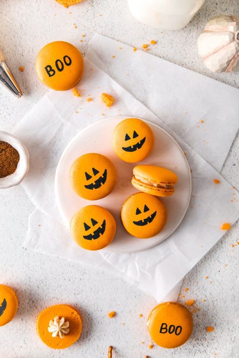 Halloween Macaroons, Pumpkin Macarons, Chicken Sides, Halloween Macarons, Spooky Cookies, Halloween Cookie Recipes, Breakfast Appetizers, Easy Peasy Recipes, Homemade Pumpkin Spice