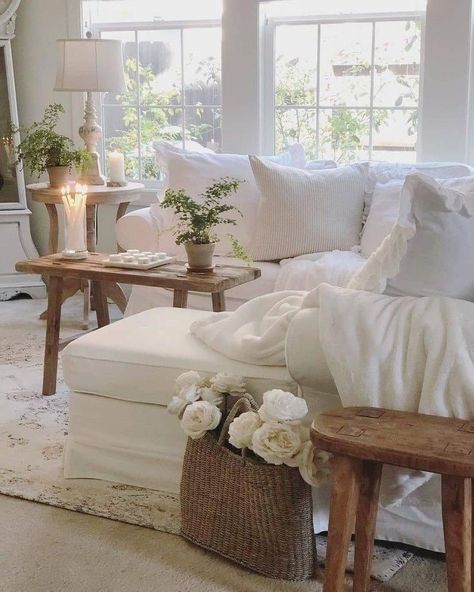 White Shabby Chic Living Room, White Country Living Room, Boho 2024, Shabby Chic Lounge, Country Chic Living Room, Rustic Shabby Chic Decor, Farmhouse Wall Decor Living Room, Pretty Interiors, Cottage House Interior