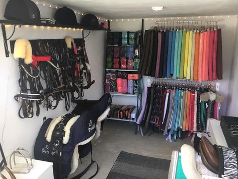 Horse Tack Shed Ideas, Horse Tack Sets English, Tackroom Organization, Horse Tack Room Ideas, Horse Tack Room Organization, Stable Ideas Tack Room, Tackroom Ideas Equestrian, Equestrian Organization, Small Tack Room Organization