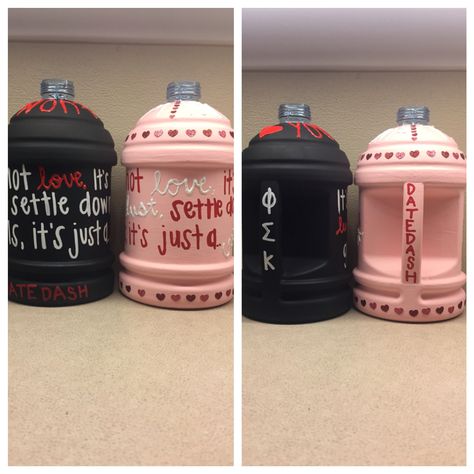 Valentine's Day date dash chug jugs! "It's not love, it's not lust settle down boys, it's just a crush" Frat Sweetheart Gifts, Chug Jug Ideas College, Hayride Jugs, Garden Rock Border, Down Boy, Tri Sigma, Valentines Day Date, Sorority Crafts, Edging Ideas