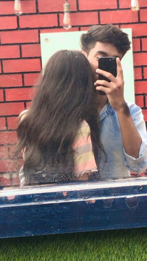 Couple Hide Face Dp For Instagram, Hide Face Couple Pic Aesthetic, Couple Hide Face Dp, Couple Goal Snap, Real Couple Dpz, Couple Mirror Selfie Aesthetic Hide Face, Poses For Lovers, Hide Face Couple Pic, Couples Snap