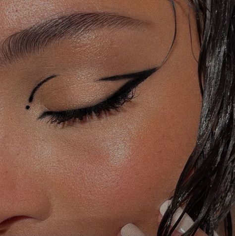 Graphic Liner Makeup Tutorial, Black Eyeliner Hooded Eyes, Cute Eyeliner Designs, Graphic Liner Makeup Black, Interesting Eyeliner, Graphic Eyeliner Black, Black Liner Makeup, Eye Liner Designs Eyeliner Styles, Simple Graphic Eyeliner