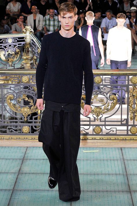 Raf Simons Spring 2011 Menswear https://www.vogue.com/fashion-shows/spring-2011-menswear/raf-simons/slideshow/collection#23 Raf Simmons, Minimal Look, Mens Outfit Inspiration, Menswear Fashion Show, French Chic, Menswear Fashion, Raf Simons, Menswear Collection, Formal Style