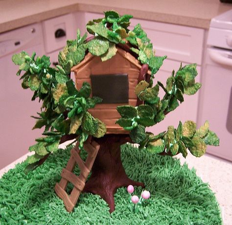 Treehouse Cake Ideas, Treehouse Party Theme, Treehouse Cake, Fort Party, Gingerbread City, Homemade Gingerbread House, Gingerbread Art, Boy Cakes, Strawberry Shortcake Party