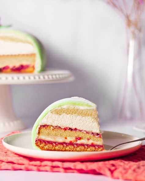 Swedish Princess Cake, Cake Raspberry, Raspberry Jam Recipe, Marzipan Cake, Vanilla Whipped Cream, British Bake Off, Traditional Cakes, Swedish Recipes, Princess Cake