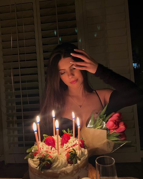 Birthday Mood Pics Aesthetic, Birthday Cake Insta Pics, 20th Birthday Aesthetic Photos, 19th Birthday Aesthetic Pictures, B Day Pictures Photo Ideas, Bday Pics Aesthetic, Aesthetic Birthday Pics With Cake, 20th Birthday Aesthetic Ideas, Aesthetic Birthday Photoshoot Ideas