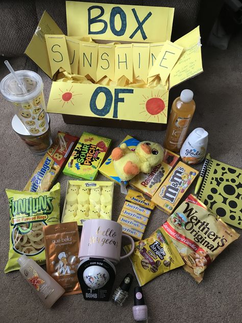 Yellow Things Gifts, Break Up Box For Best Friend, Break Up Basket For Best Friend, Nurse Basket, Box Of Sunshine Gift, Senior Table, Sunshine Box, Get Well Baskets, Bf Gift