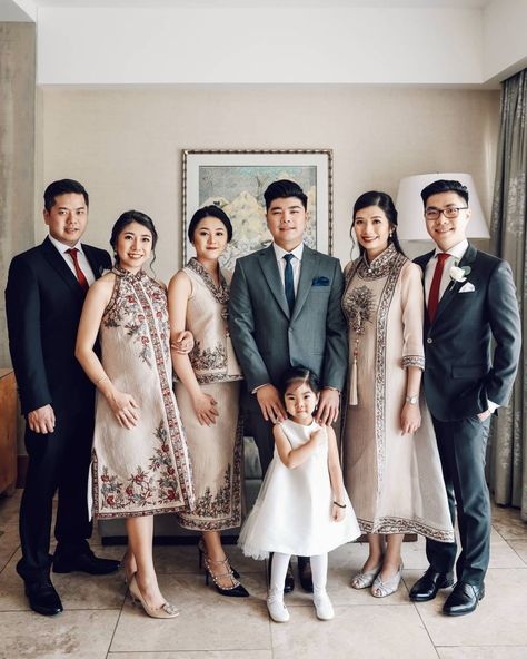 Stella Lunardy on Instagram: “Family attire by #stellalunardyqipao for @ameliapatriciia wedding day.” Tingjing Dress, Stella Lunardy, Sangjit Dress, Chinese Collar Dress, Formal Wedding Guest Attire, Baba Nyonya, Cheongsam Wedding, Qi Pao, Haute Couture Details