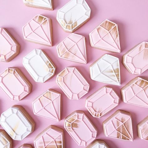 Glam Cookies Decorated, Diamond Cookies Decorated, Gem Cookies, Diamond Cookies, Diamond Cake, Cookie Decorating Icing, Anniversary Cookies, Volkswagen Fox, Decorated Cookies Tutorial