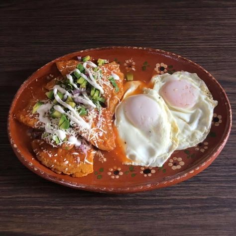 Chilaquiles Rellenos, Restaurant Food, Bedroom Hotel, Meal Prep Ideas, Restaurant Recipes, Eggs Benedict, Wisteria, Tasty Food, Breakfast Ideas