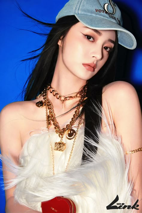 Zhou Jieqiong, Ootd Korean Style, Debut Photoshoot, Photography Inspiration Portrait, Kpop Fashion Outfits, Portrait Girl, Model Life, Kpop Fashion, Photoshoot Poses