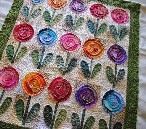 Quilting It Colchas Quilting, Flower Quilt Patterns, Quilted Wall Hanging, Circle Quilts, Rose Quilt, Flower Quilts, Applique Quilting, Flower Quilt, Quilted Table Runner