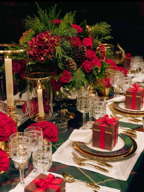 Ralph Lauren Christmas, Christmas Dinner Set, Traditional Christmas Dinner, Holiday Dinner Table, Holiday Dinner Party, Christmas Dinner Party, Christmas Tablescapes, Christmas Table Settings, Elegant Christmas