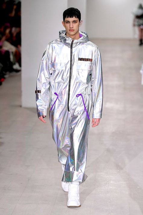 On-off Presents Fall 2020 Fashion Show | The Impression Space Fashion Men, Futuristic Mens Fashion, Avangard Fashion, Space Disco, Street Couture, Punk Street Style, Vinyl Fashion, Guys Fashion, Space Fashion