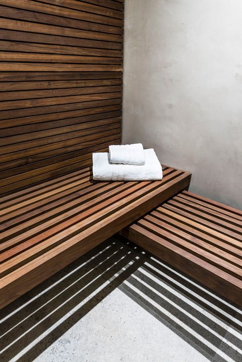 TADELAKT WALL WITH TEAK BENCH IN SAUNA AND STEAM ROOM Michaelis Boyd, Sauna Bathroom Design, Sauna Ideas, Home Spa Room, Indoor Sauna, Steam Sauna, Sauna Design, Outdoor Sauna, Sauna Room