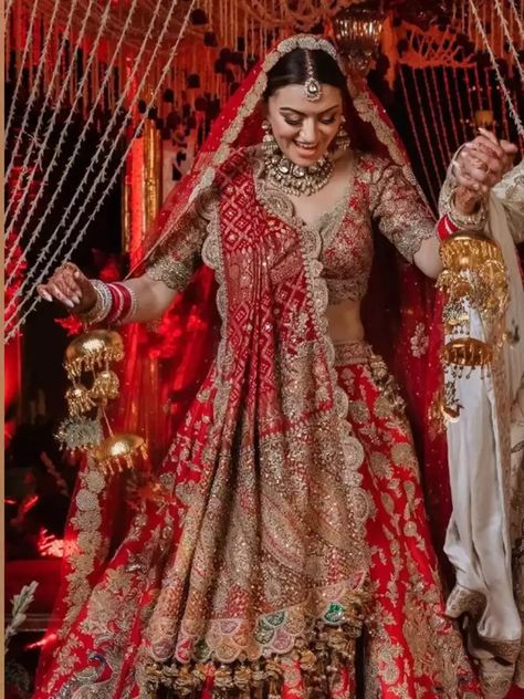 Mehendi Bridal Outfit, Indian Bridal Wear Red, Rajasthani Bride, Best Indian Wedding Dresses, Bridal Lengha, Latest Bridal Lehenga, Indian Bridal Photos, Wedding Lehenga Designs, India Style