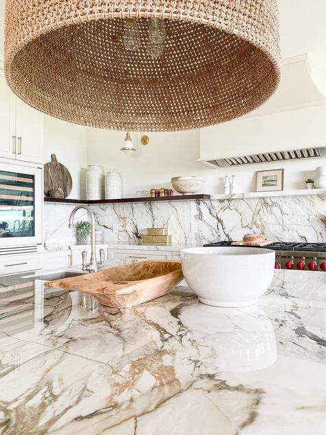 Examples of Natural and Engineered Stone Projects Small Kitchen Decoration Ideas, Calacatta Luxe, Quartzite Kitchen Countertops, Traditional Kitchen Decor, Small Kitchen Decoration, Natural Stone Kitchen, Stone Countertops Kitchen, Kitchen Decoration Ideas, Stone Projects