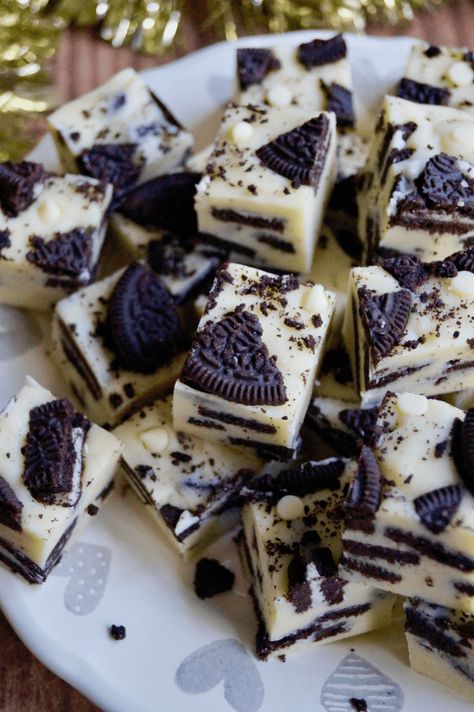 Oreo Fudge Recipe, Oreo White Chocolate, Oreo No Bake, Crumble Cookie Recipe, Oreo Treats, Bourbon Cream, White Chocolate Fudge, Oreo Fudge, Cream Biscuits