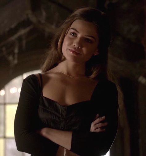 Danielle Campbell The Originals, Dani Campbell, Chic Outfits Edgy, Davina Claire, Danielle Campbell, Dark Brown Hair Color, Hair Wear, Girl Running, Hair Color Dark