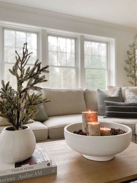 Bowl On Coffee Table Decor, Decorating Bowls Ideas, Christmas Decorations Apartment Ideas, Living Room Coffee Table Decor Ideas, Decorative Bowl Filler Ideas, Winter Coffee Table Decor, Coffee Table Decor Christmas, Living Room Decor Ideas Cozy, Room Decor Ideas Cozy