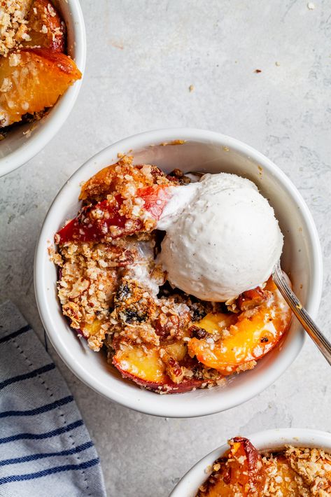 Peach and Nectarine Pecan Sandy Crumble | Olive & Mango Crumble Photography, Crisps And Cobblers, Nectarine Crumble, Pecan Crumble, Healthy Pies, Peach Crumble, Fruit Crumble, Crumble Recipe, Winter Desserts