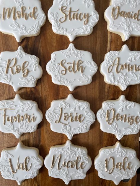 White and gold cookies Place Card Cookies Wedding, Cookie Name Place Cards Wedding, Wedding Cookie Place Cards, Cookie Place Cards Wedding, Placecard Cookies, White And Gold Cookies, Xmas Place Cards, Cookie Place Cards, Place Card Cookies