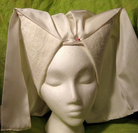 Great hat stages of making it are shown if you click through to the original Finished! by jds-emma, via Flickr Amidala Costume, Horned Headdress, Medieval Hats, Making Hats, Historical Hats, Queen Amidala, Medieval Garb, Medieval Clothes, Straw Basket