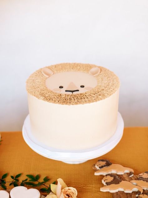 Lion Theme Cake, Lion Baby Shower Cake, Lion Themed Birthday Party, Lion Birthday Theme, Lion First Birthday, Safari Birthday Cake, Lion Birthday Party, Parties Themes, Lion Party