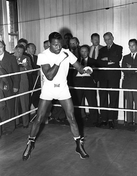 Sugar Ray Robinson holds a training session for the press. London, July 1951. Sports Illustrations Art, Boxer Aesthetic, Sugar Ray Robinson, Muhammad Ali Quotes, Vintage Boxer, Boxing Images, Jesus Piece, Boxing History, Boxing Champions