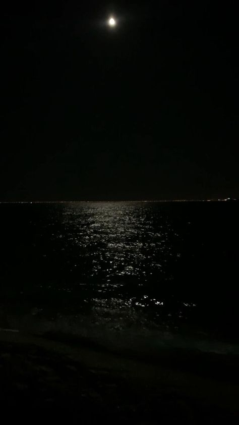 Sea Video, Dark Beach, Fireworks Pictures, Moon Beach, Ocean At Night, Night Stars, Water Aesthetic, Beach At Night, Beach Night