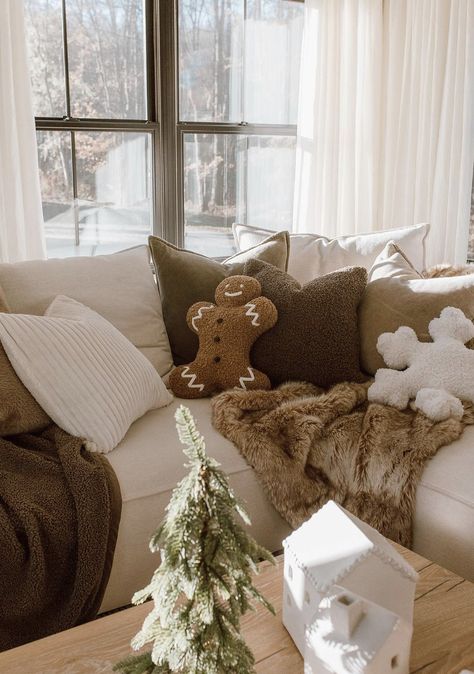 House Room Design, Living Room Makeover Ideas, Room Makeover Ideas, Christmas Decorations Apartment, Christmas Dreaming, Neutral Christmas Decor, Cozy Christmas Decor, Christmas Apartment, Christmas Living Room