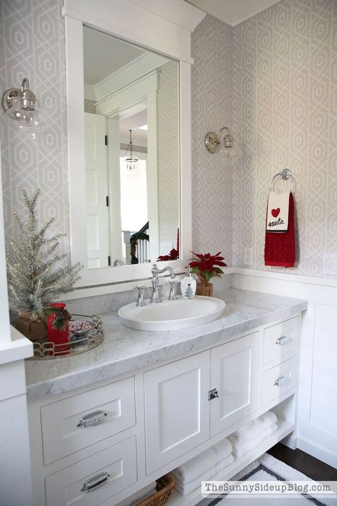 Christmas bathroom decor via thesunnysideupblog #ChristmasDecor #ChristmasBathroom Bathroom Marble, Holiday Bathroom, Powder Bathroom, Rooms Decor, Christmas Bathroom Decor, Christmas Bathroom, Christmas Farmhouse, Christmas Decorations Bedroom, Christmas Bedroom