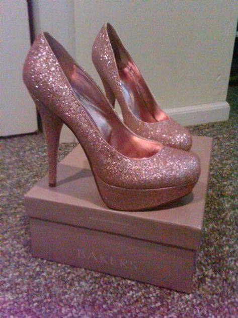 pink sparkly shoes :) Pink Sparkly Heels, Sweet 16 Shoes, Pink Sparkly Shoes, Sparkly High Heels, Pelo Sims, Sparkly Shoes, Long Island Wedding, Fantastic Shoes, Pink High Heels